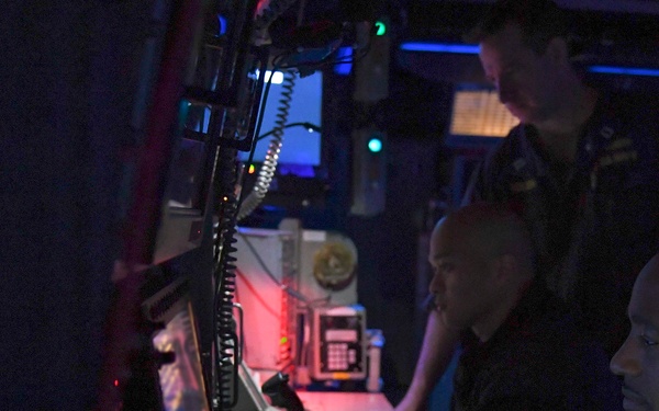 USS Chafee (DDG 90) Sailor Tracking Air Contacts