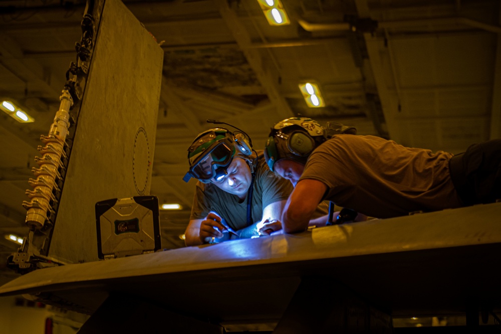 USS Carl Vinson (CVN 70) Sailors Conduct Maintenance in the Philippine Sea