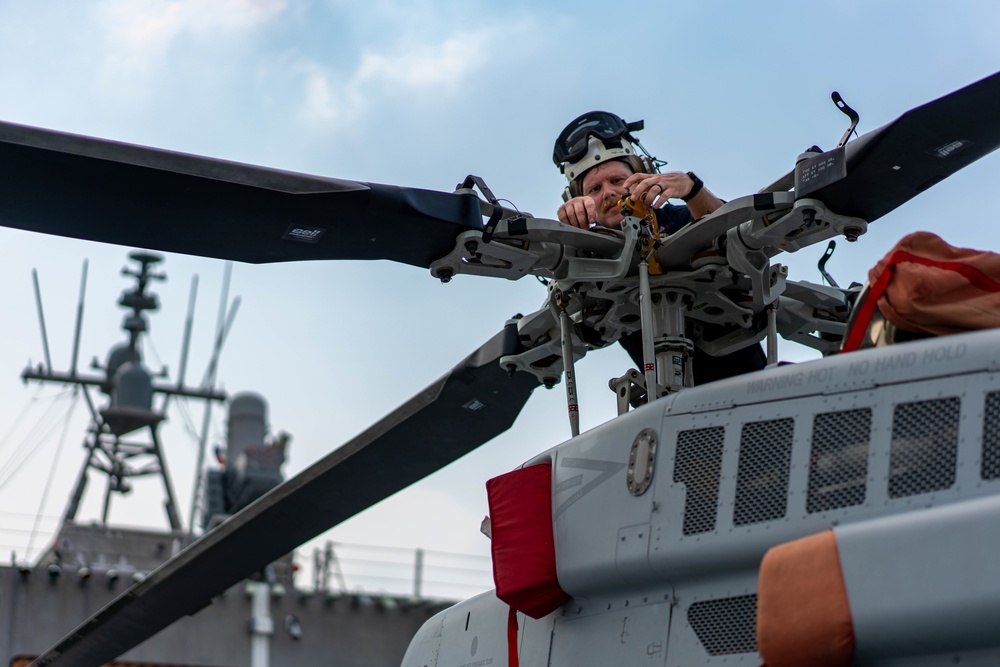 HSC-23 Sailor Removes Pitch Locks