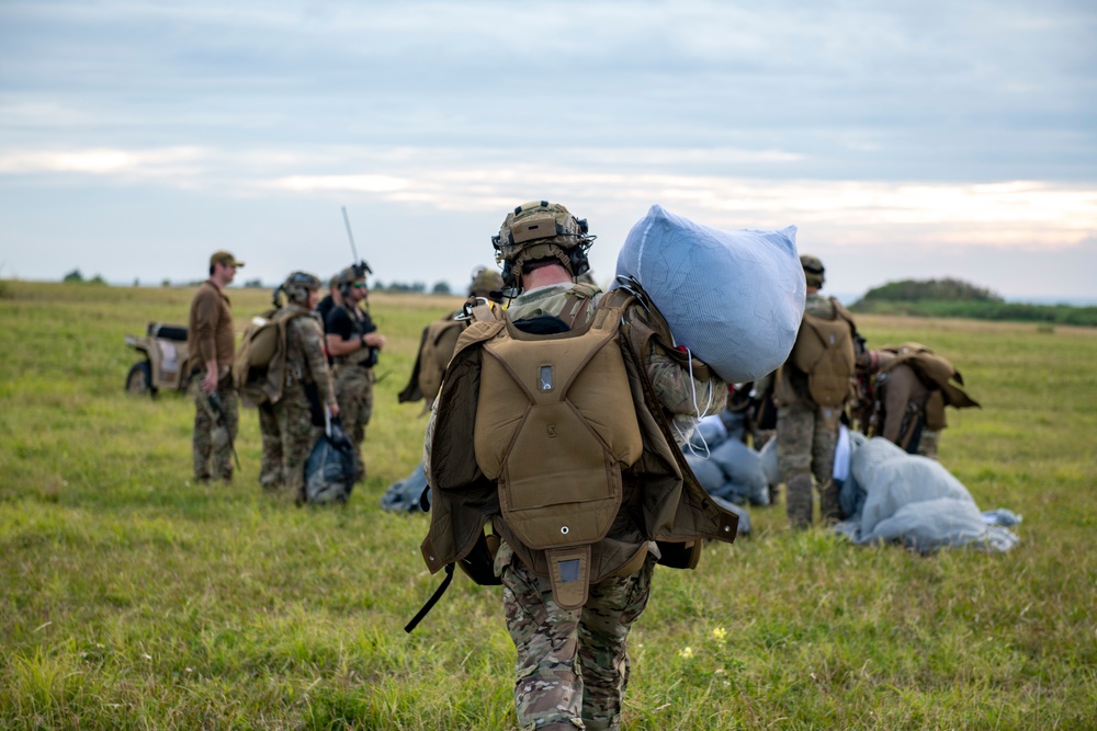 DVIDS - Images - U.S. Forces Conduct Joint Airborne Readiness Training ...