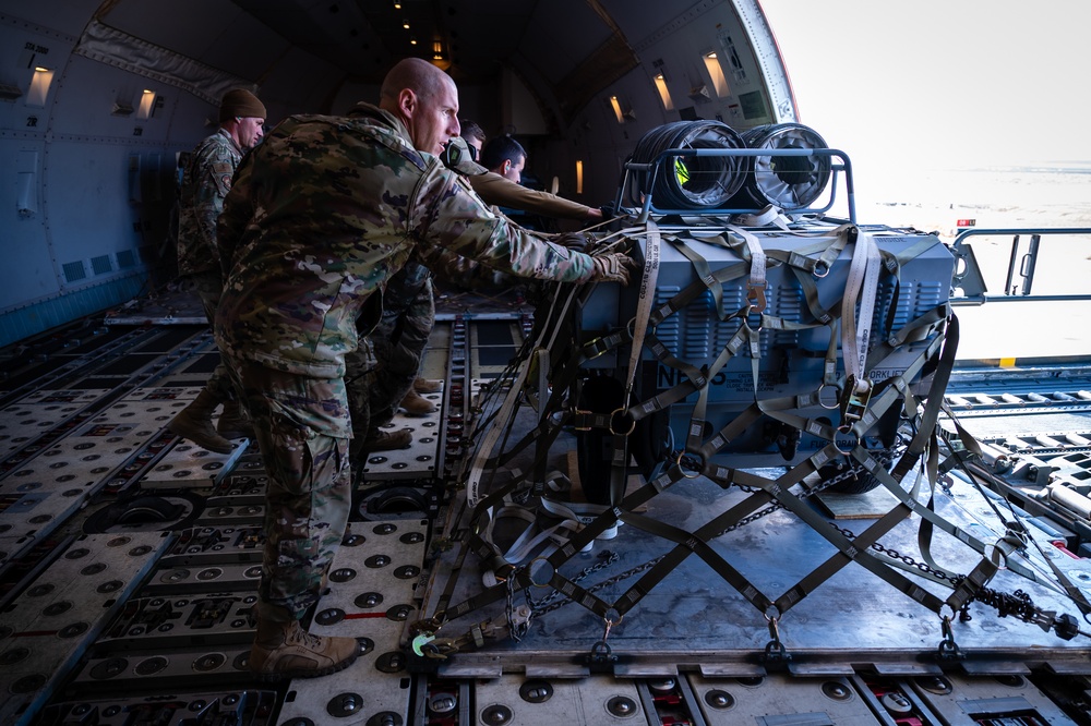 332d AEW Command Chief learns about 332d ELRS operations