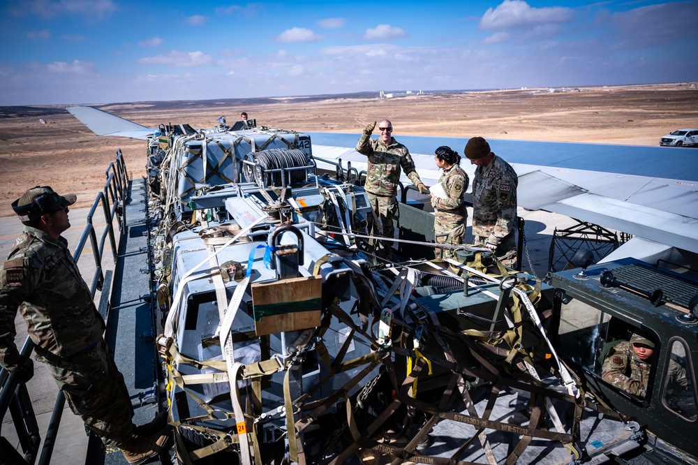 332d AEW Command Chief learns about 332d ELRS operations