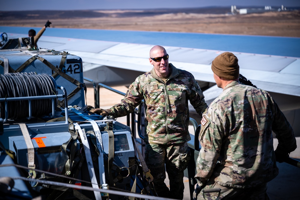 332d AEW Command Chief learns about 332d ELRS operations