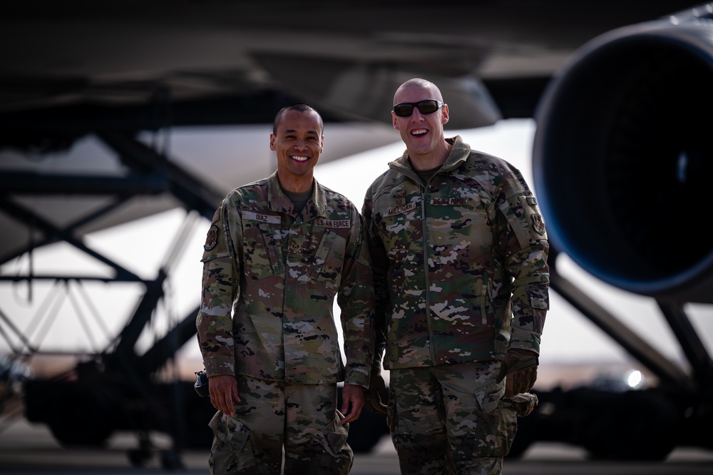 332d AEW Command Chief learns about 332d ELRS operations