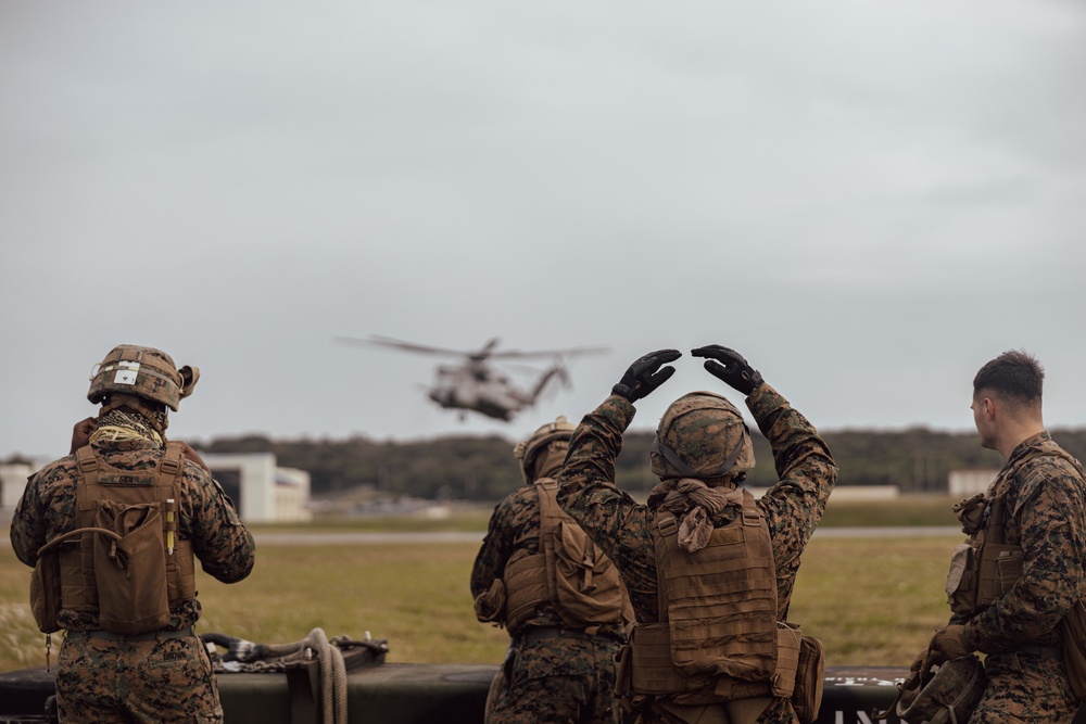 HMH-466 works with the U.S. Army's 1st Battalion, 1st Air Defense Artillery during an external lift