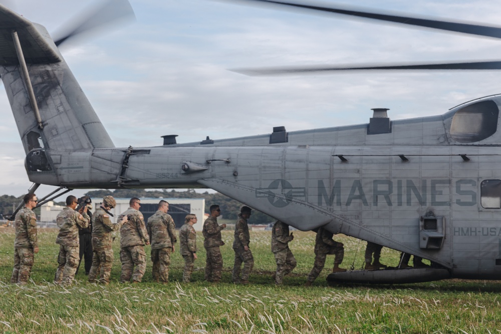 HMH-466 works with the U.S. Army's 1st Battalion, 1st Air Defense Artillery during an external lift