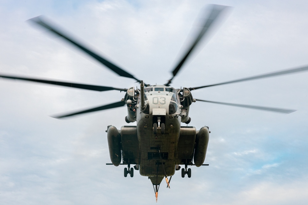 HMH-466 works with the U.S. Army's 1st Battalion, 1st Air Defense Artillery during an external lift