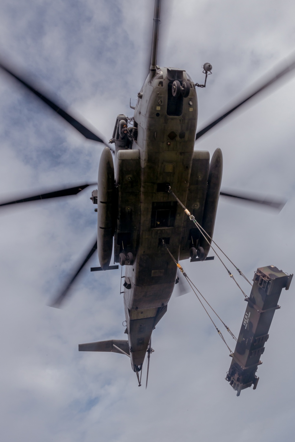 HMH-466 works with the U.S. Army's 1st Battalion, 1st Air Defense Artillery during an external lift