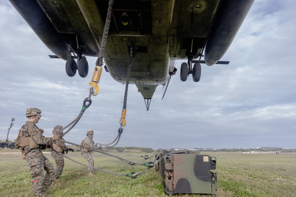 HMH-466 works with the U.S. Army's 1st Battalion, 1st Air Defense Artillery during an external lift