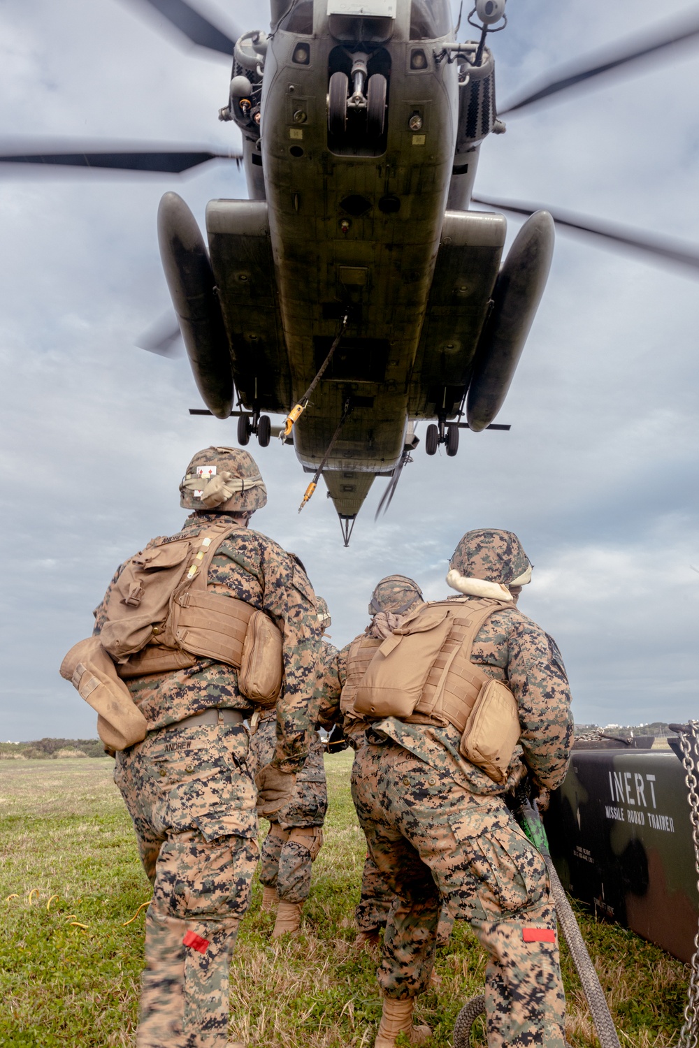 HMH-466 works with the U.S. Army's 1st Battalion, 1st Air Defense Artillery during an external lift