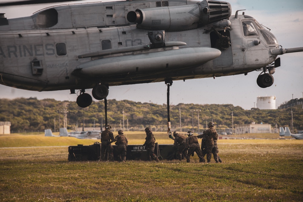 HMH-466 works with the U.S. Army's 1st Battalion, 1st Air Defense Artillery during an external lift