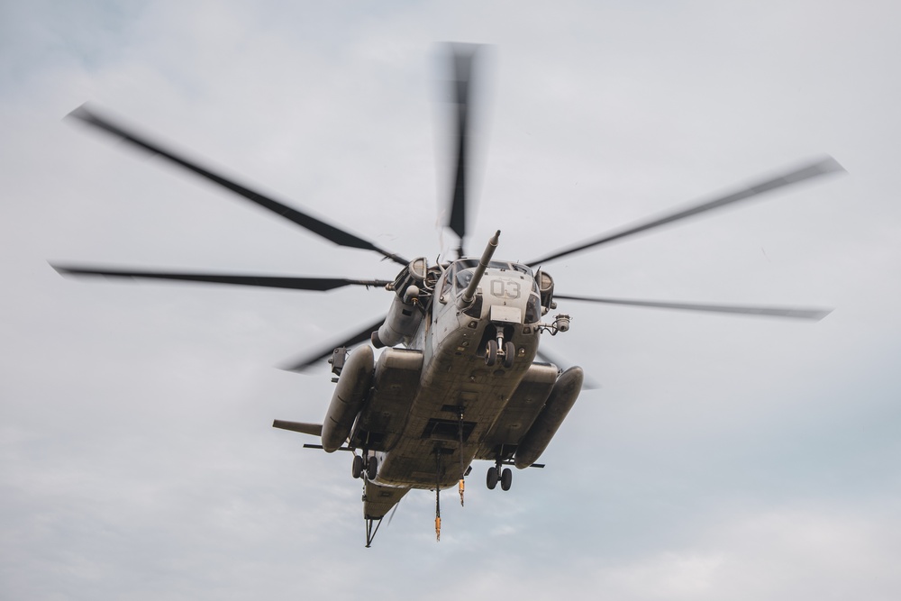 HMH-466 works with the U.S. Army's 1st Battalion, 1st Air Defense Artillery during an external lift