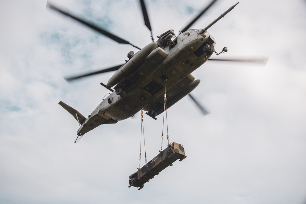 HMH-466 works with the U.S. Army's 1st Battalion, 1st Air Defense Artillery during an external lift