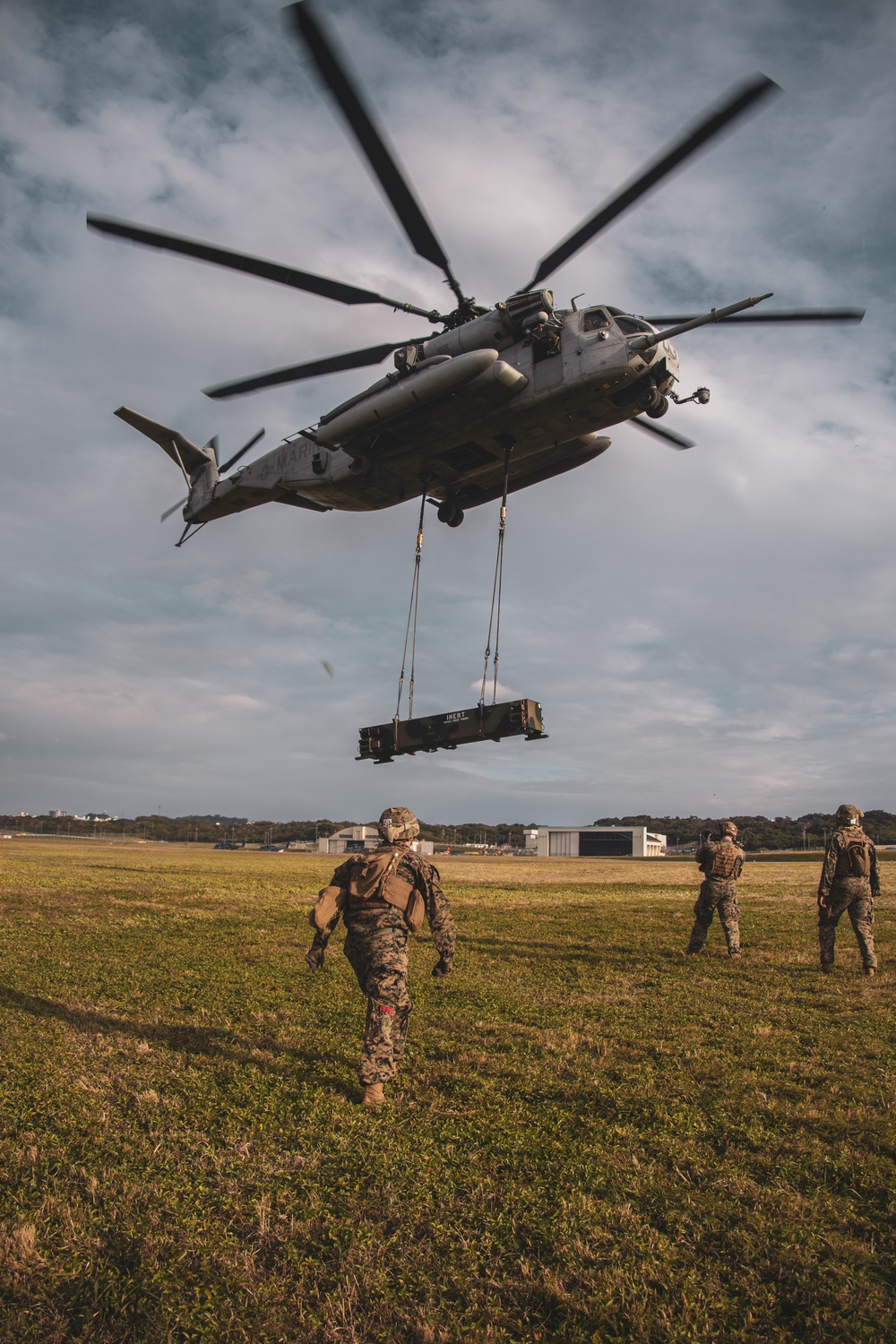 HMH-466 works with the U.S. Army's 1st Battalion, 1st Air Defense Artillery during an external lift