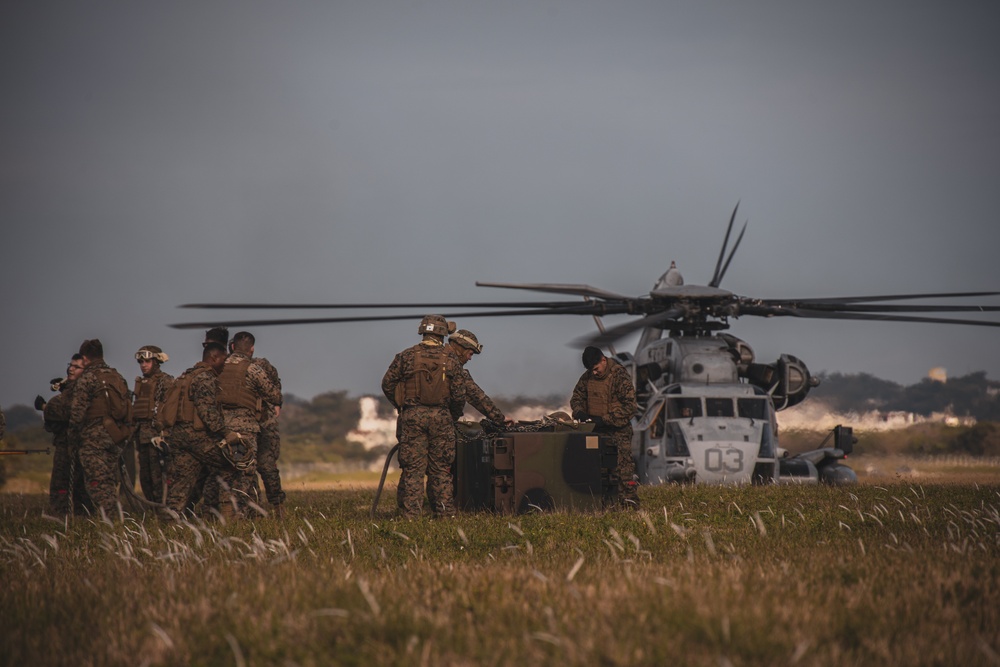 HMH-466 works with the U.S. Army's 1st Battalion, 1st Air Defense Artillery during an external lift