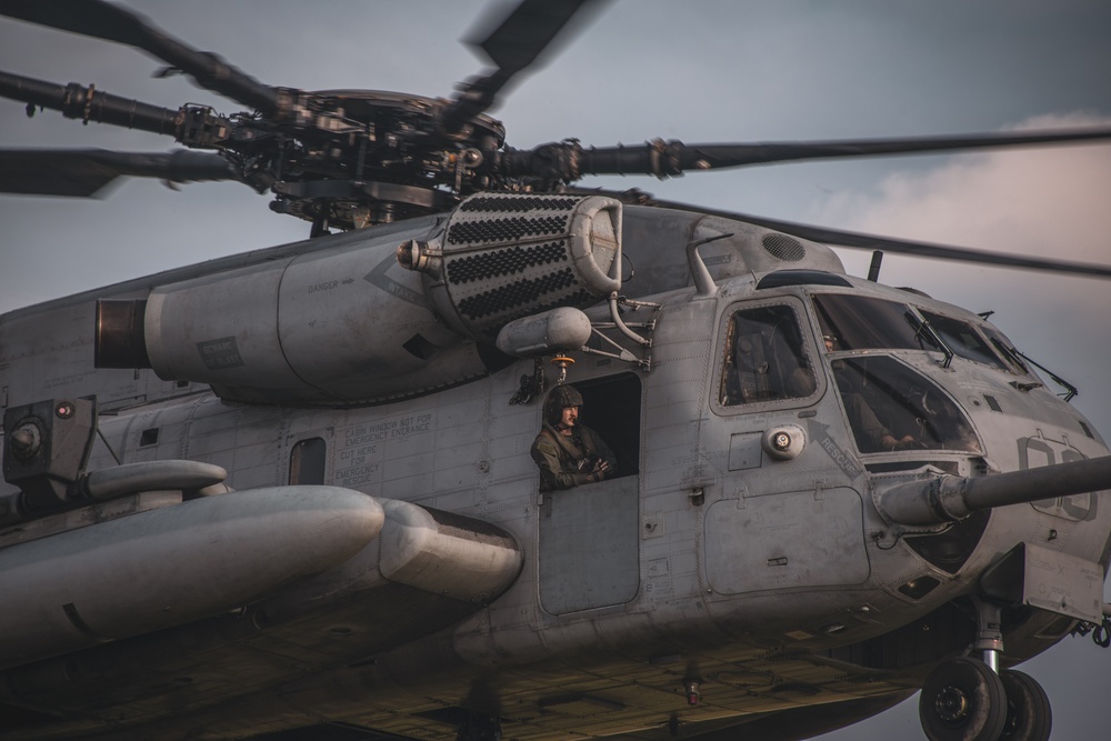 HMH-466 works with the U.S. Army's 1st Battalion, 1st Air Defense Artillery during an external lift