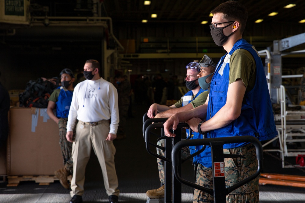 31st MEU: Resupply At Sea