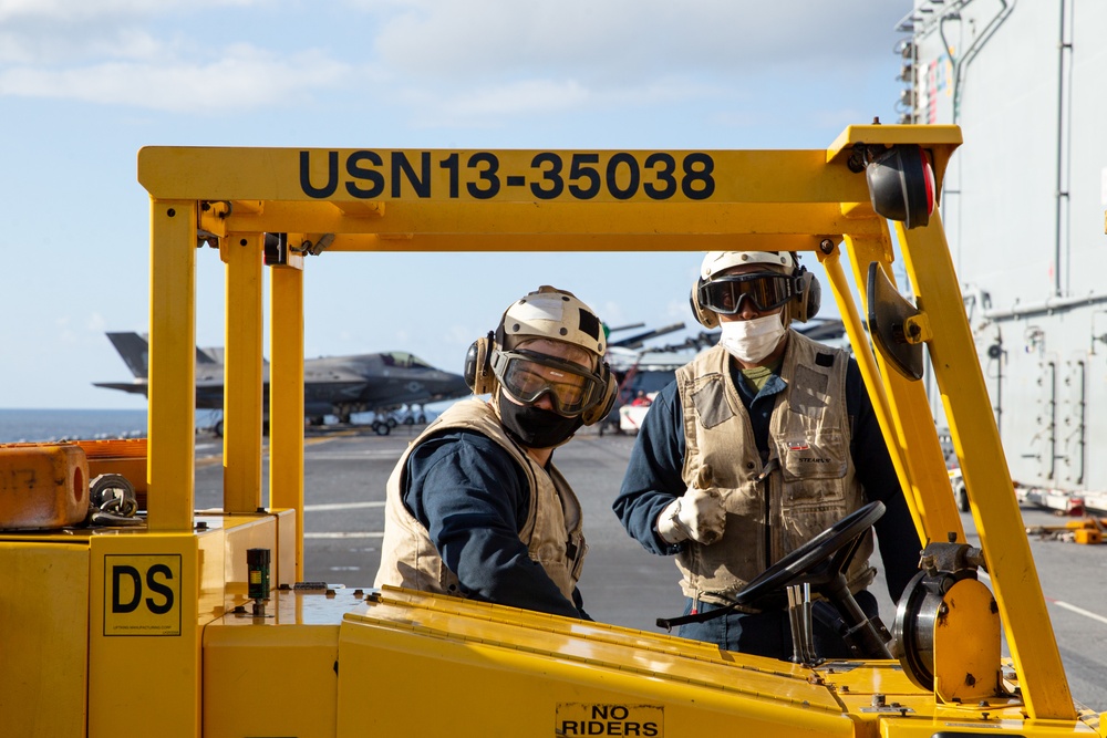 31st MEU: Resupply At Sea