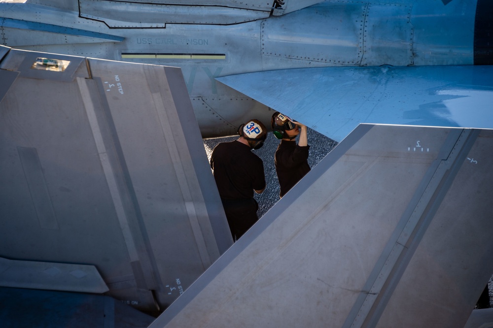 USS Carl Vinson (CVN 70) Sailors Perform Aircraft Inspection in Pacific Ocean