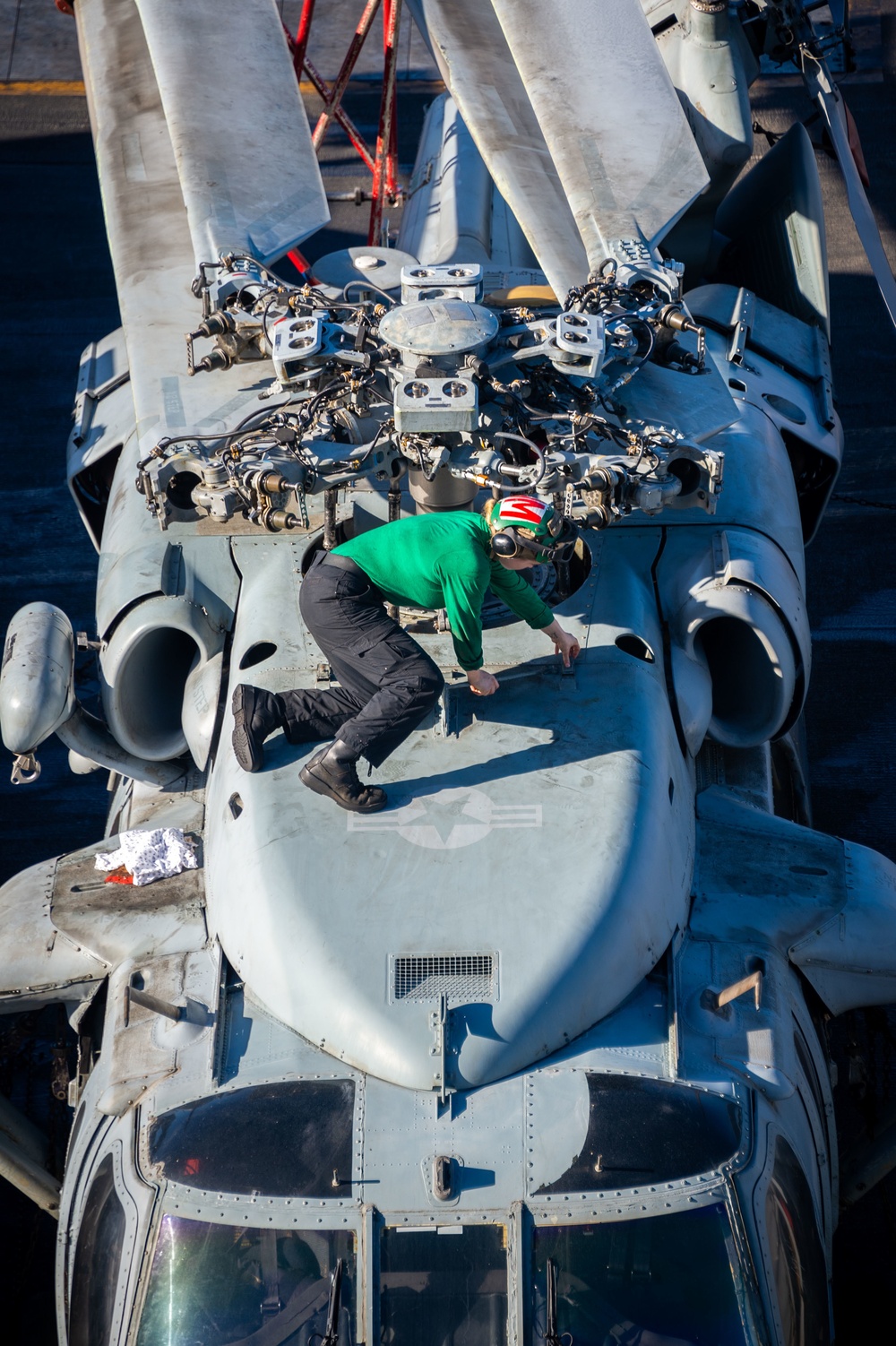 USS Carl Vinson (CVN 70) Sailors Perform Maintenance in Pacific Ocean