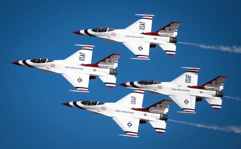 DVIDS - Images - Thunderbirds train over Fort Huachuca [Image 24 of 34]