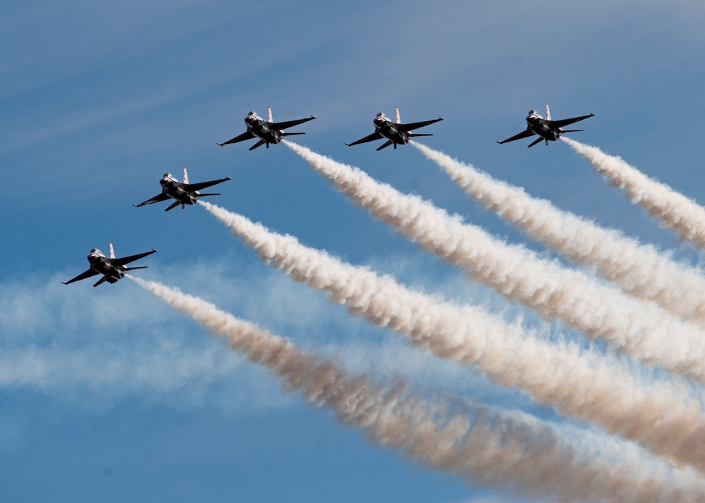 Thunderbirds train over Fort Huachuca