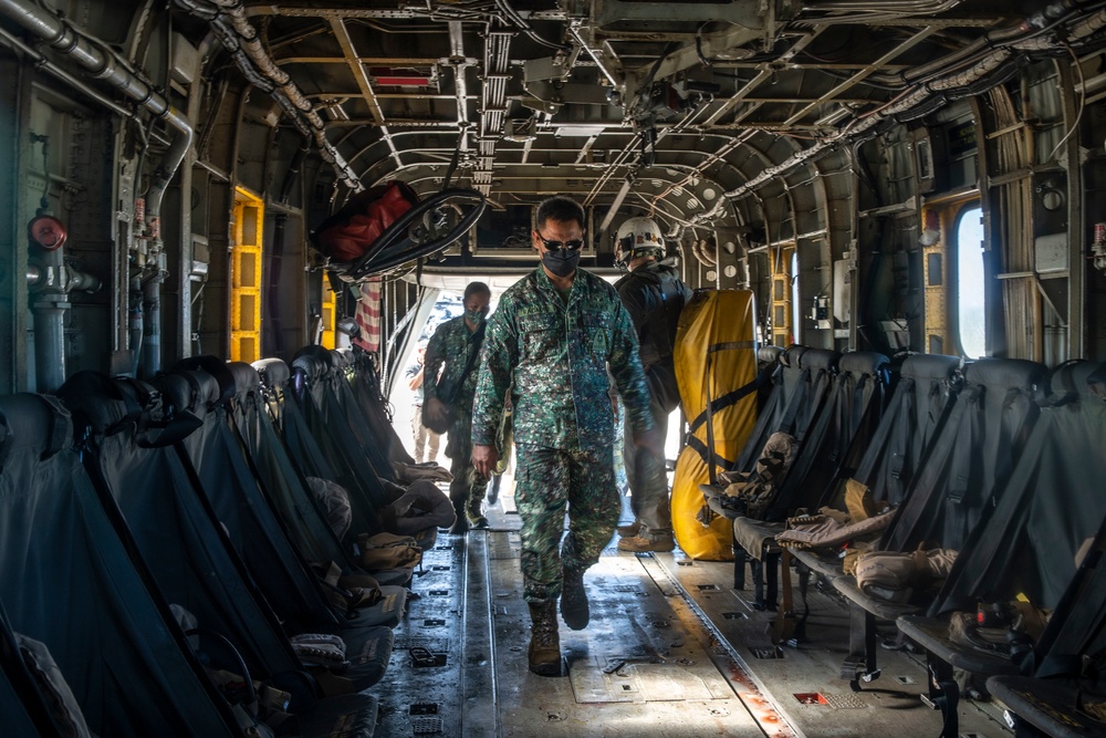 Philippine DVs visit 11th MEU, USS Portland (LPD 27) during MAREX PH