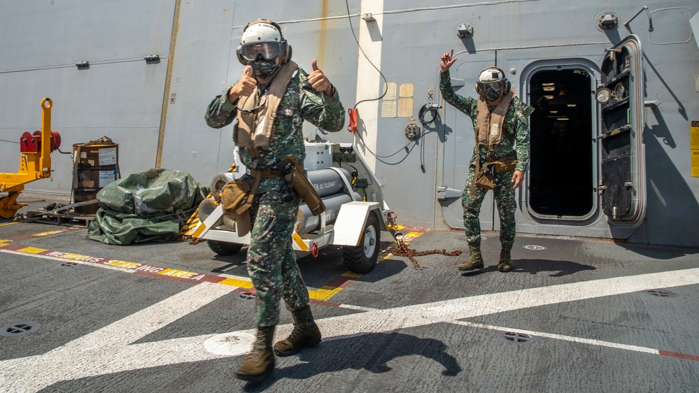 Philippine DVs visit 11th MEU, USS Portland (LPD 27) during MAREX PH