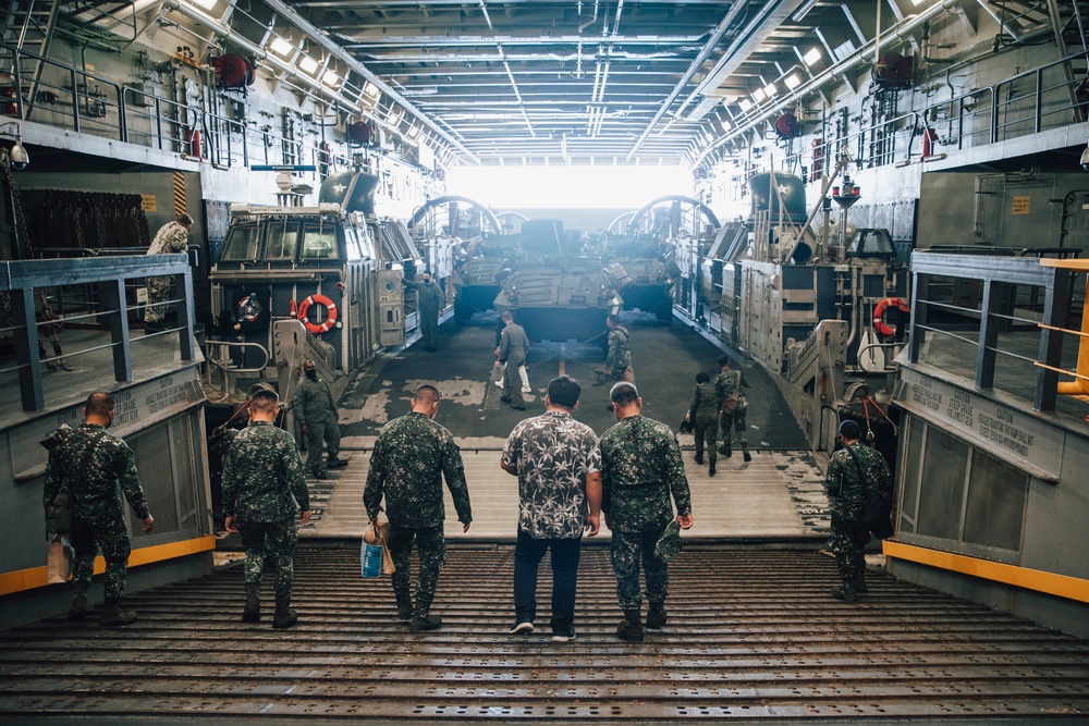 Philippine DVs visit 11th MEU, USS Portland (LPD 27) during MAREX PH