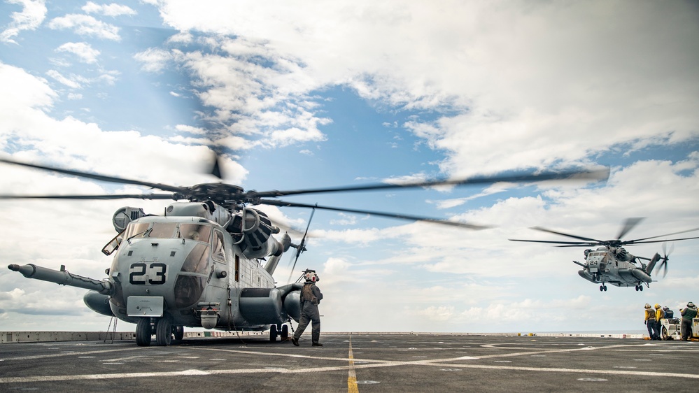 CH-53E Landing aboard USS Portland