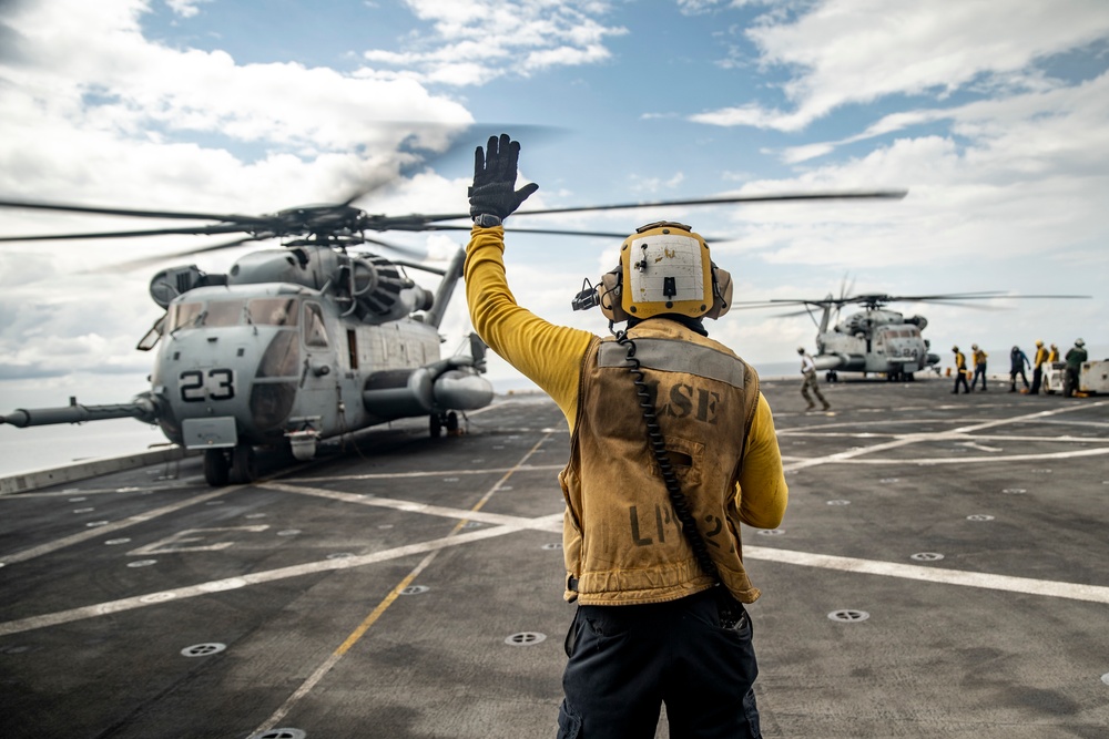 CH-53E Landing aboard USS Portland