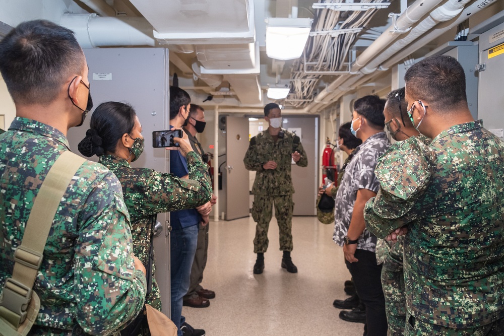 USS Portland (LPD 27) Hosts Distinguished Visitors from the Philippines