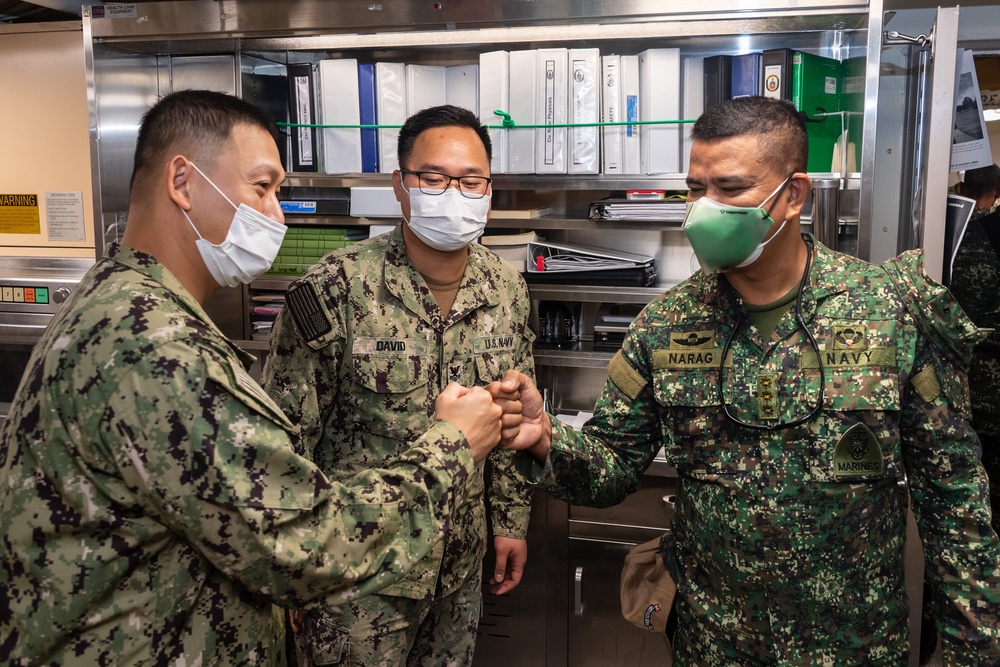 USS Portland (LPD 27) Hosts Distinguished Visitors from the Philippines