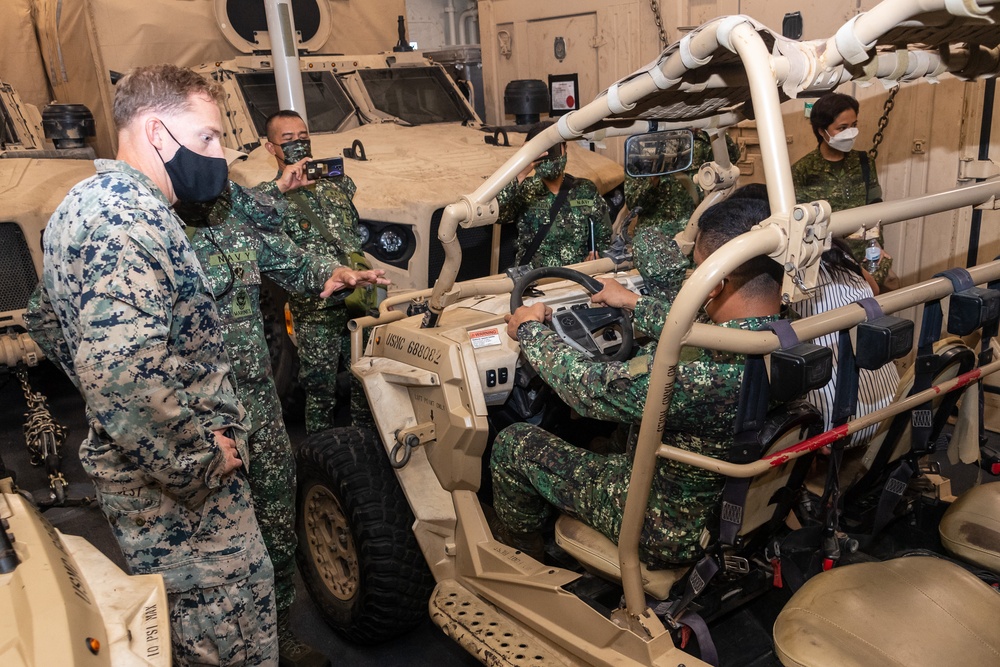 USS Portland (LPD 27) Hosts Distinguished Visitors from the Philippines