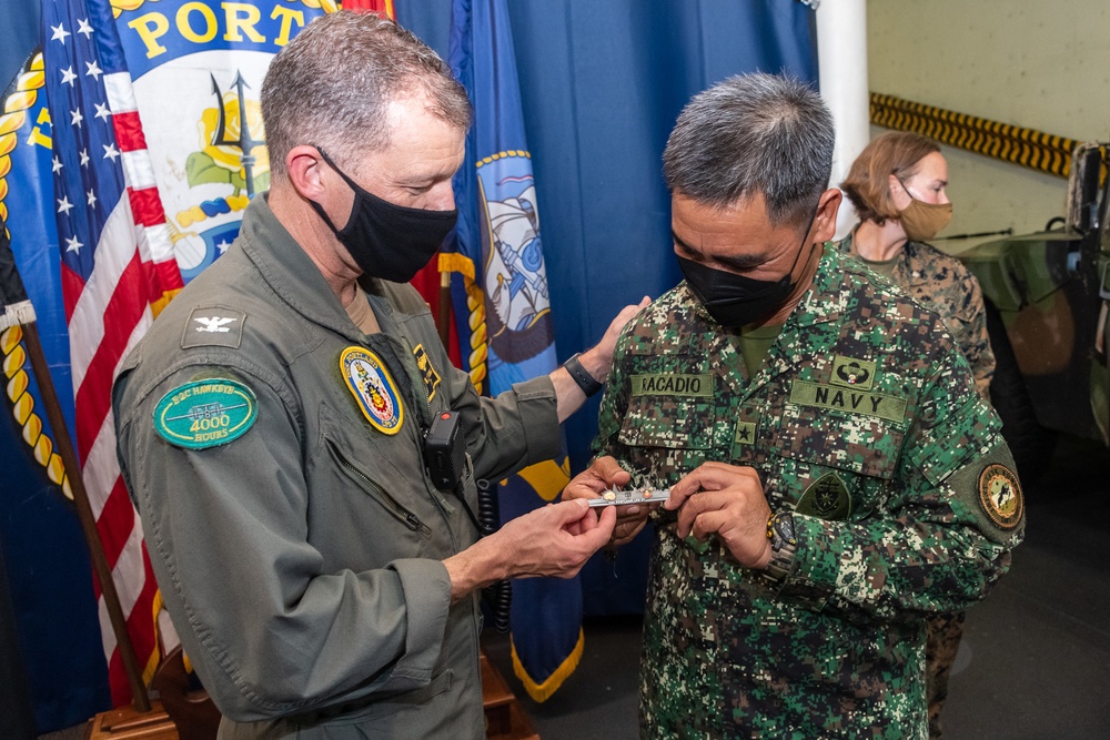 USS Portland (LPD 27) Hosts Distinguished Visitors from the Philippines