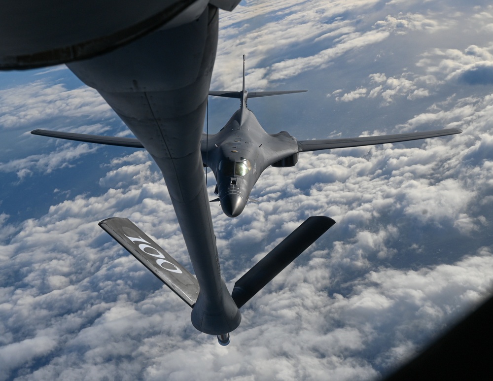 Refueling the B-1 Lancer