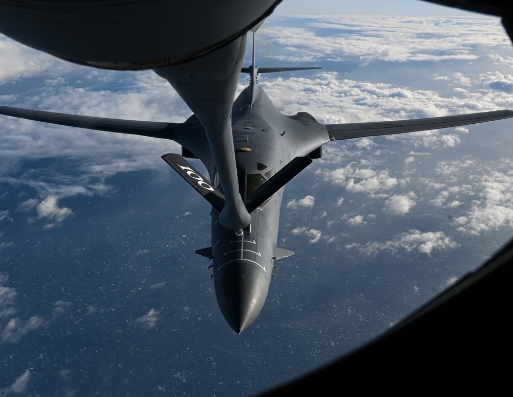 Refueling the B-1 Lancer