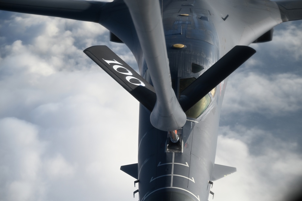 Refueling the B-1 Lancer