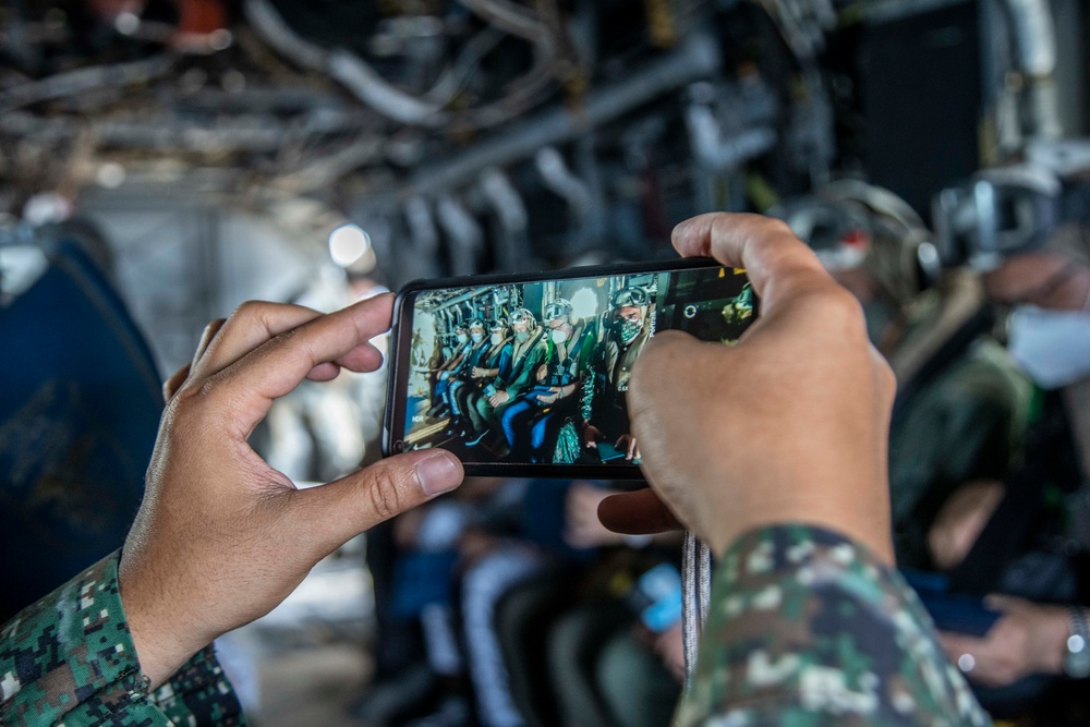 11th MEU host a distinguished visitor event aboard USS Essex (LHD 2) in support of MAREX 22 PH
