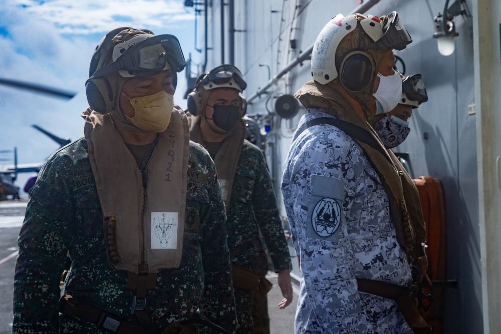 11th MEU and USS Essex (LHD 2) host a distinguished visitor event aboard USS Essex (LHD 2) in support of MAREX 22 PH