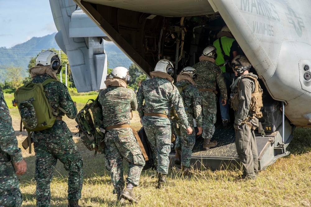 11th MEU picks up distinguished visitors of the Armed Forces of the Philippines and Brooke’s Point Municipality representatives during a DV event aboard USS Essex (LHD 2)