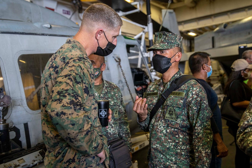 11th MEU and USS Essex (LHD 2) host a distinguished visitor event aboard USS Essex (LHD 2) in support of MAREX 22 PH