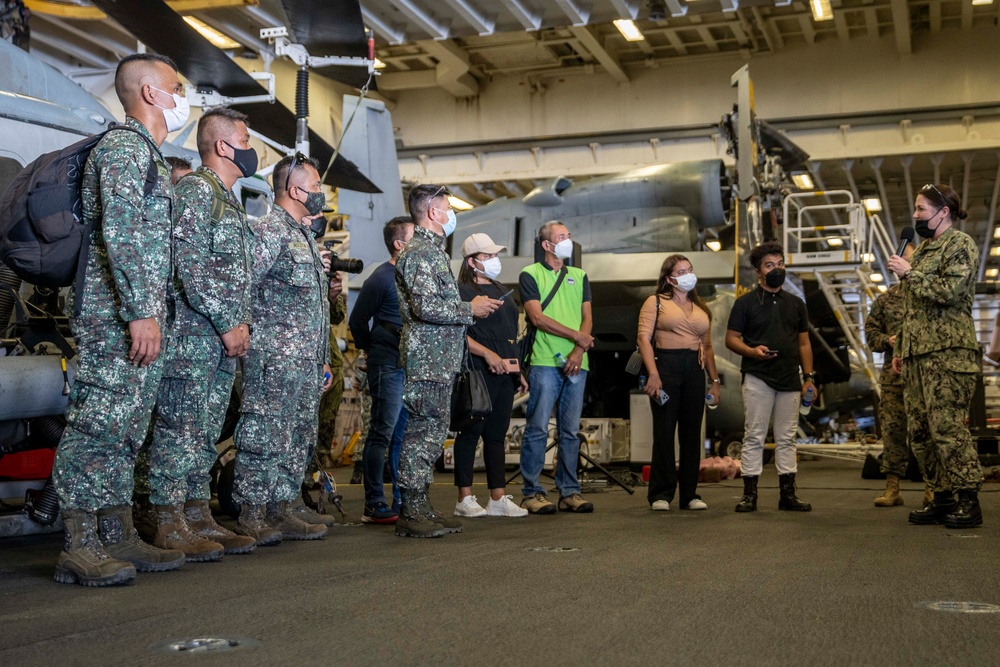 11th MEU and USS Essex (LHD 2) host a distinguished visitor event aboard USS Essex (LHD 2) in support of MAREX 22 PH