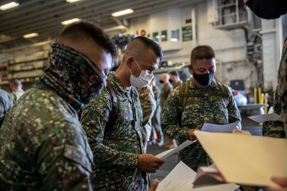 11th MEU and USS Essex (LHD 2) host a distinguished visitor event aboard USS Essex (LHD 2) in support of MAREX 22 PH