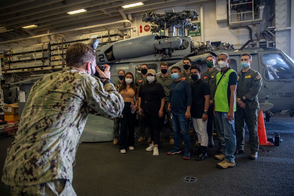 11th MEU and USS Essex (LHD 2) host a distinguished visitor event aboard USS Essex (LHD 2) in support of MAREX 22 PH