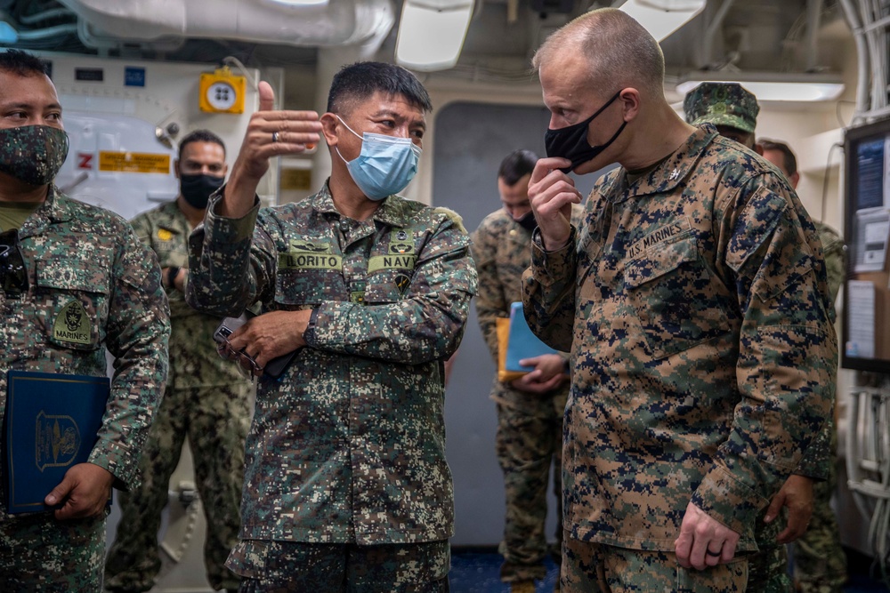 11th MEU and USS Essex (LHD 2) host a distinguished visitor event aboard USS Essex (LHD 2) in support of MAREX 22 PH