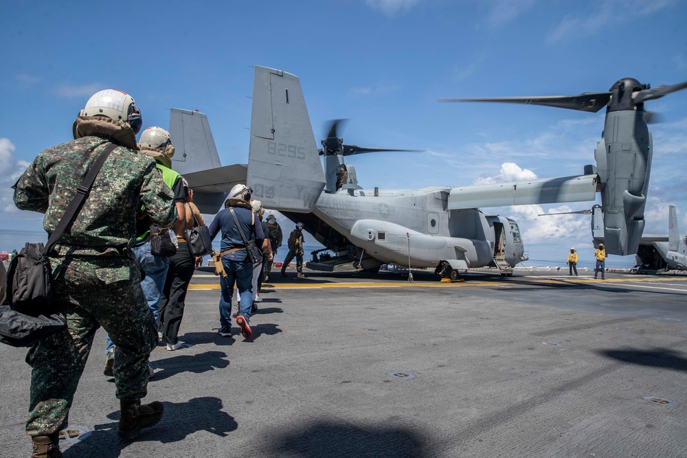 11th MEU and USS Essex (LHD 2) host a distinguished visitor event aboard USS Essex (LHD 2) in support of MAREX 22 PH