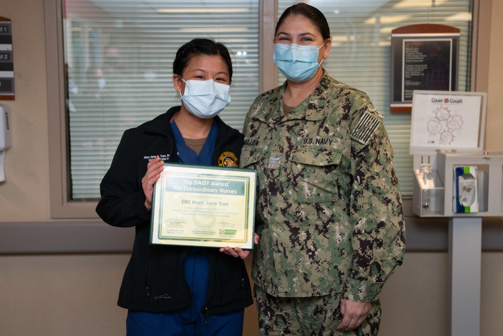 NMCP NAVY NURSE RECEIVES DAISY AWARD