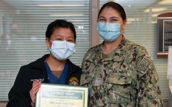 NMCP NAVY NURSE RECEIVES DAISY AWARD