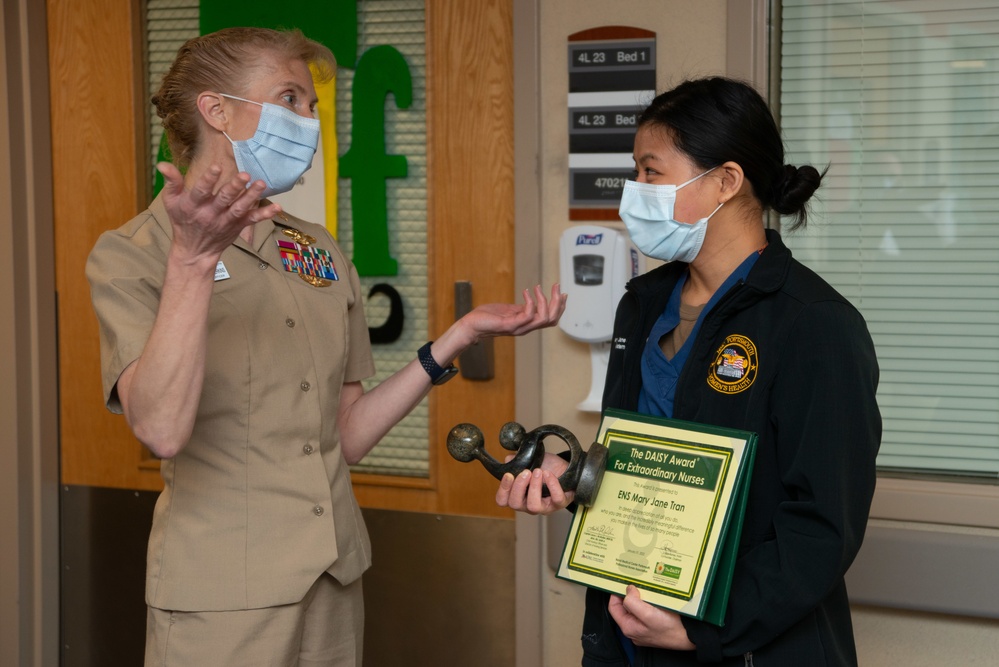 NMCP NAVY NURSE RECEIVES DAISY AWARD